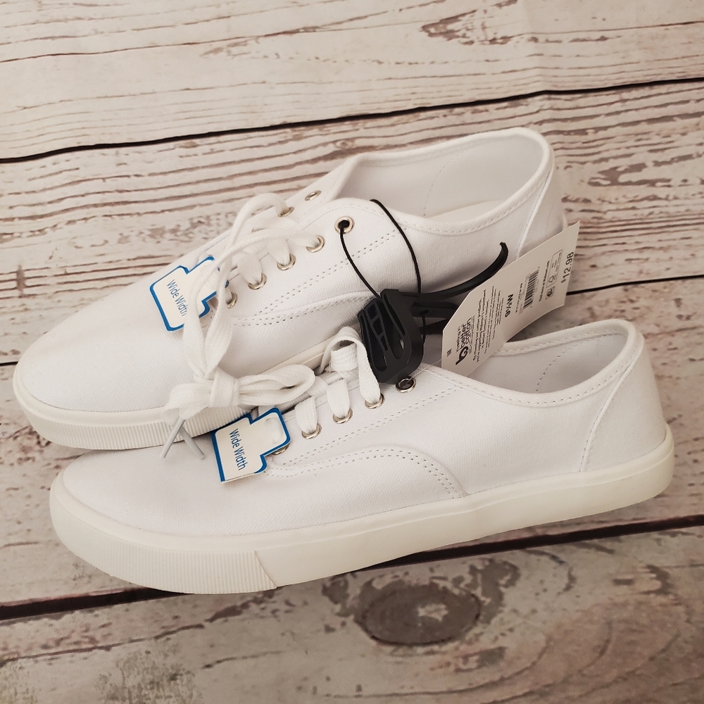 Time and Tru women's canvas lace up sneakers, shoes white 9 1/2 Wide